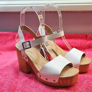 Universal Thread White and Tan Platform Sandals